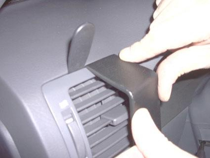 En hand justerar en ventil på Kia Sorento 02-07.