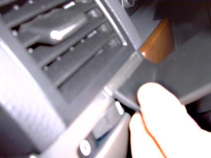 En hand som justerar en del inuti bilen Volkswagen Touareg.