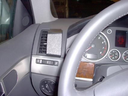 Interiör av Volkswagen Touareg 03-09, med instrumentpanel och luftventil.