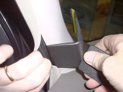 Bilden visar en person som fäster ett säkerhetsbälte i en Renault Espace.