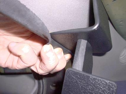 En hand som håller i en del av interiören på en Fiat Multipla.