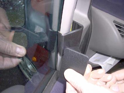 En del av bilen, troligen en fönsterlist för Fiat Multipla 99-09.