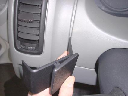 En hand som håller en del för Renault Trafic 02-14, nära luftventil.