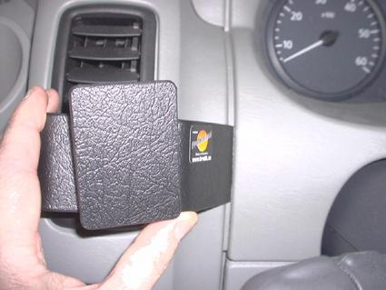 Hållare för ventiler i Renault Trafic, svart plast med text och logo.