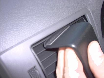 En hand som justerar luftventilens lucka i en Ford Transit Connect.