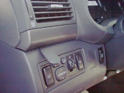 Knappar och reglage i bilen, inklusive spegeljustering och ljuständning.