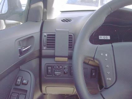 Interiör av en Toyota Avensis 03-08 med kontroller och ventilationsuttag.
