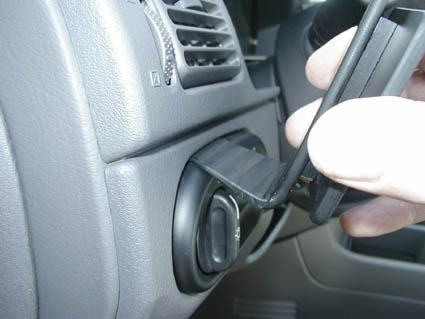 En hand som håller i en del av instrumentpanelen i en Ford Explorer.