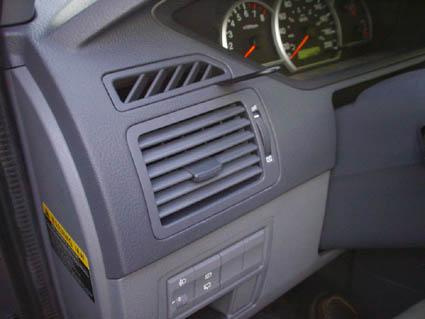 Bilde visar luftventil och kontroller i Kia Carens 03-06.