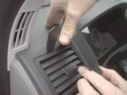 En hand justerar luftventilen i en Volkswagen Caravelle.