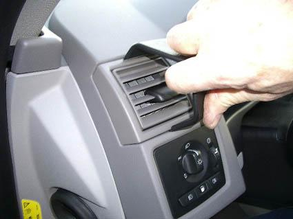 En hand justerar luftventilen i en Volvo S40 04-12.