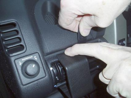 En hand justerar en kontroll på insidan av en Landrover Freelander.