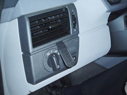 Kontrollpanel med luftventiler och vridreglage för inställningar.