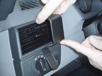 Hand visar inställning av luftventil i en BMW X3.