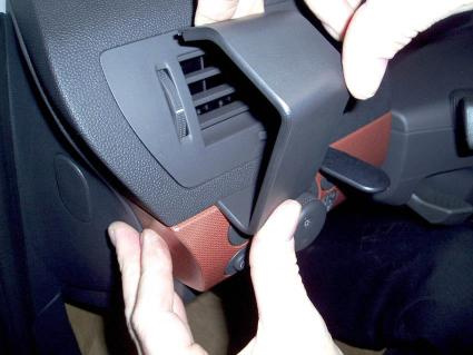 Del av inredning med ventil och hand som hanterar en del.