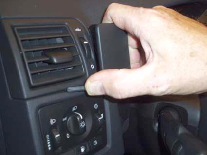 En hand som justerar en kontroll på instrumentbrädan i en Volvo S40.