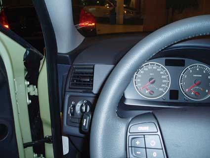 Interiör av Volvo S40 04-12 med instrumentbräda och ratt.