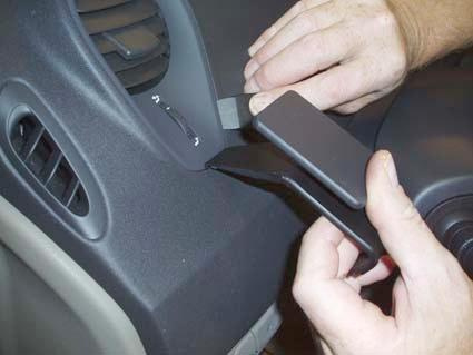 En person installerar eller reparerar en del i en Renault Scénic från 04-09.