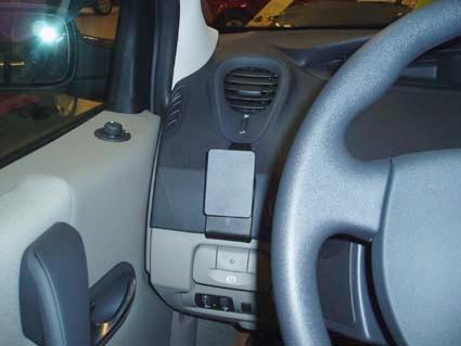 Instrumentpanel och dörrinteriör i en Renault Scénic 04-09, vänster sida.