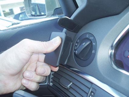 Hand som justerar kontrollpanel för lampor i Audi A6 04-09.