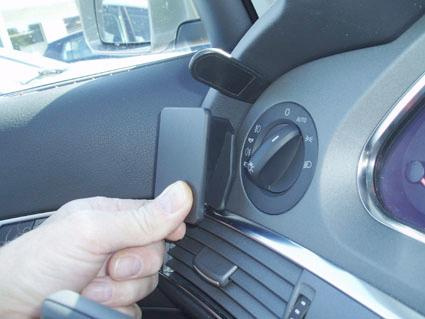 En hand justerar en kontroll på instrumentpanelen i en Audi A6.