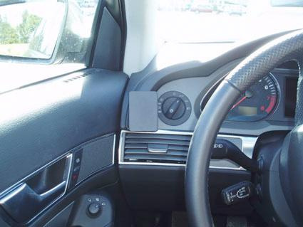 Inredning av en bilpanel med reglage och instrumentbräda.