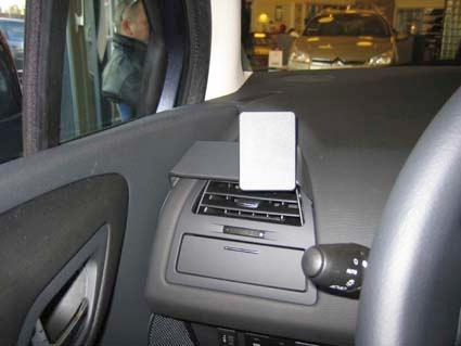 Instrumentpanel med luftutblås och plats för en enhet.