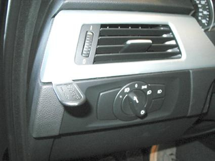 Instrumentbräda med reglage för luftflöde och belysning.