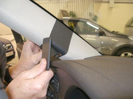 Installation av vänster sida av Saab 9-5 interiör.