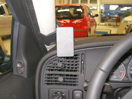 En svart enhet monterad på instrumentpanelen på en Saab 9-5.