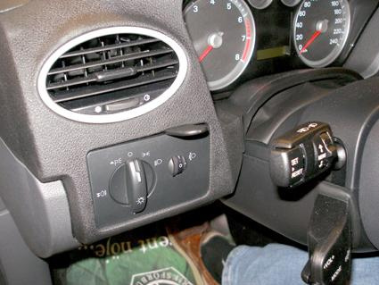 Instrumentpanel med luftventil, reglage och hastighetsmätare för Ford Focus 05-10.