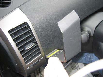 En del av interiören i en Toyota Prius 04-09, med luftventil och hållare.