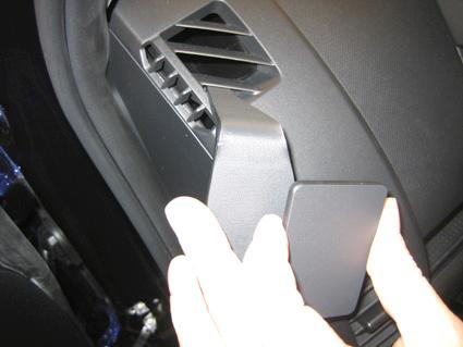 Det är en inre del av en bils interiör, troligen en luftutlopp.