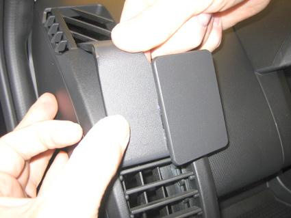 Montering av del på instrumentbrädan i en Mazda 5.