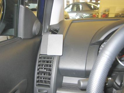 Instrumentpanel i en Mazda 5 från 2005-2010. Vänster sida.