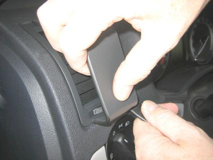 En hand justerar en luftventil i en Skoda Octavia II.