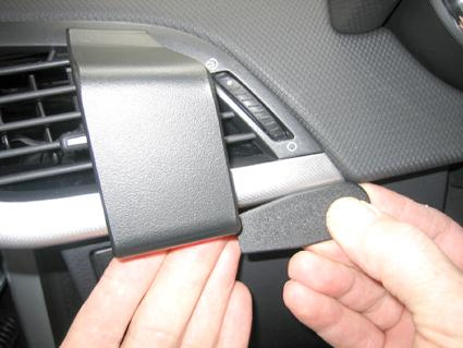 Detalj av en bilinteriör med del för luftventil och monteringstillbehör.