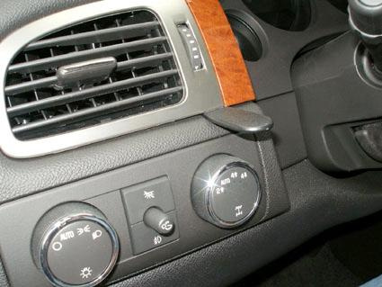 Instrumentpanel med luftventiler och reglage för belysning.