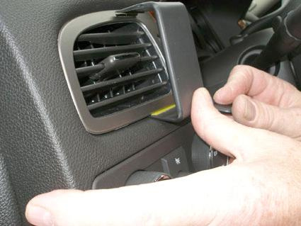 En hand justerar en del av ventilationsgallret i en Chevrolet Avalanche.