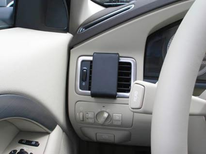 En svart hållare monterad på detta luftventil i en bil.