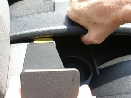 En hand justerar en del av interiören i en Volkswagen Crafter.