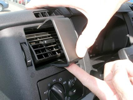 En hand justerar luftventilen på en Ford Transit 07-13.