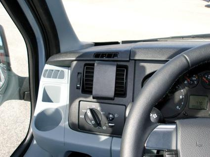 Interiör av en Ford Transit 07-13 med instrumentpanel och ratt.