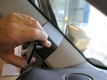 En hand justerar inredningen i en Ford Galaxy 07-14.