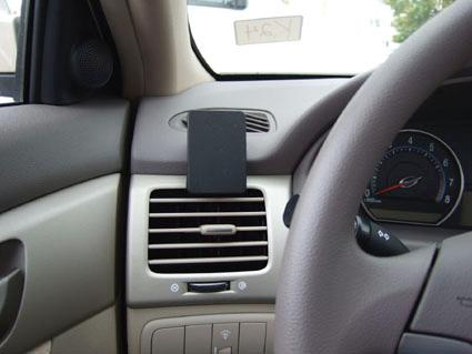 Luftventil med hållare för telefon, inuti en bil.