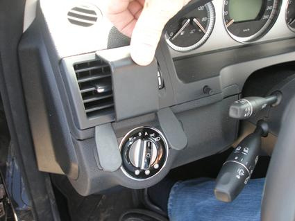 Kontrollpanel med luftventil och inställningar för belysning.