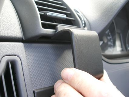 En hand som håller i en luftventilationsdel för Mercedes Benz Vito.