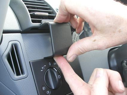 En hand installerar en paneldel i en Mercedes Benz Vito.