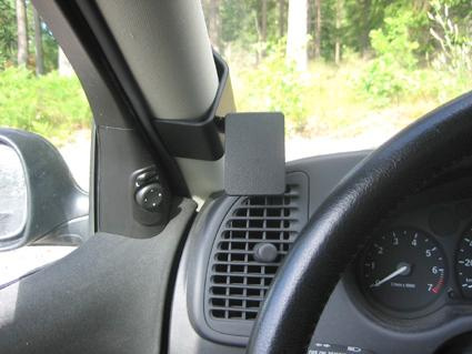 En svart hållare monterad vid luftutloppet i en Saab 9-3.