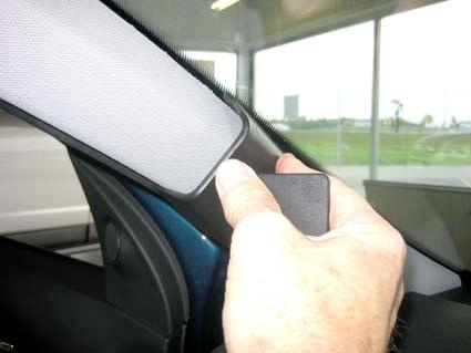 Hand som justerar en insida av Opel Astra 04-09, vänster sida.